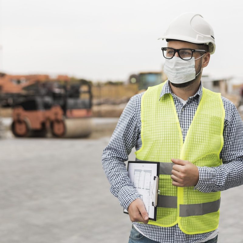 medium-shot-builder-man-wearing-mask